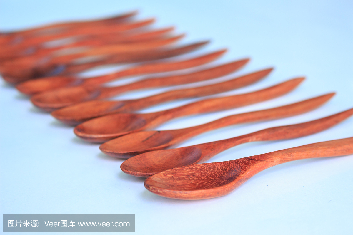 白色背景上的汤匙木
