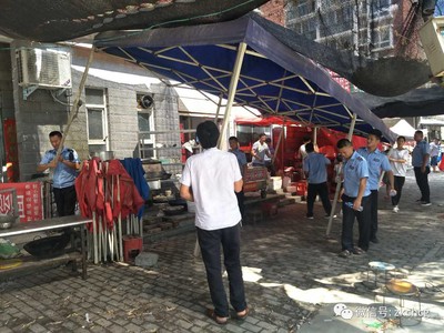高温天气持续 整治力度不减 川汇区城管局集中治理建材路市容环境